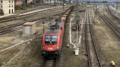 Elektrolokomotive Taurus ÖBB 1116 109 mit einem Güterzug am Bhf Freilassing