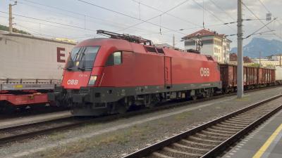 Elektrolokomotive ÖBB Taurus 1116 114 mit einem Güterzug am Hauptbahnhof Salzburg