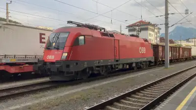 Elektrolokomotive ÖBB Taurus 1116 114 mit einem Güterzug am Hauptbahnhof Salzburg