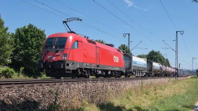 Elektrolokomotive ÖBB Taurus 1116 116 mit einem Güterzug in Freilassing