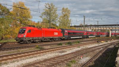 Elektrolokomotive ÖBB Taurus 1116 121 mit einem Railjet 2 in Freilassing