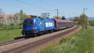 Elektrolokomotive ÖBB Taurus 1116 154 EU mit einem Railjet bei Niederstrass