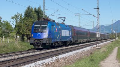 Elektrolokomotive ÖBB Taurus 1116 154 mit einem Railjet bei Niederstrass