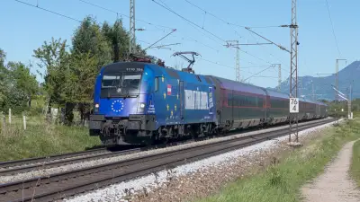 Elektrolokomotive ÖBB Taurus 1116 154 mit einem Railjet bei Niederstrass