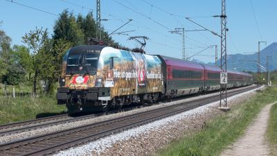 Elektrolokomotive ÖBB Taurus 1116 156 mit einem Railjet bei Niederstrass