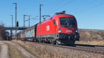 Elektrolokomotive ÖBB 1116 172 mit einem Güterzug bei Niederstrass