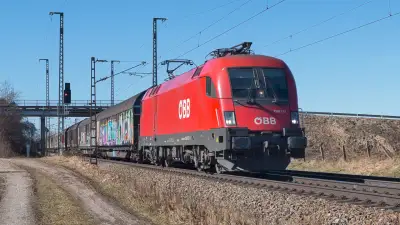 Elektrolokomotive ÖBB 1116 172 mit einem Güterzug bei Niederstrass