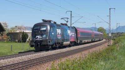 Elektrolokomotive ÖBB Taurus 1116 208 Joyn mit einem Railjet bei Niederstrass