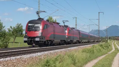 Elektrolokomotiven ÖBB Taurus 1116 211 und 1116 202 mit einem Railjet