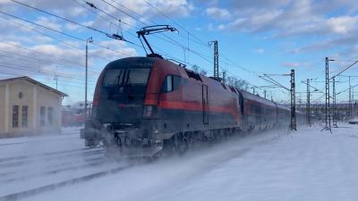 Elektrolokomotive ÖBB Taurus 1116 240 mit einem Railjet in Freilassing