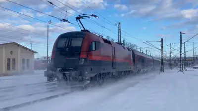 Elektrolokomotive ÖBB Taurus 1116 240 mit einem Railjet in Freilassing