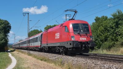 Elektrolokomotive ÖBB 1116 252 Taurus mit einem EuroCity EC in Freilassing