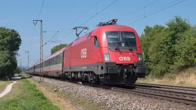 Elektrolokomotive ÖBB Taurus 1116 263 mit einem Eurocity in Freilassing