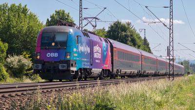 Elektrolokomotive ÖBB Taurus 1116 203 Eurovision Songcontest mit einem Railjet in Freilassing