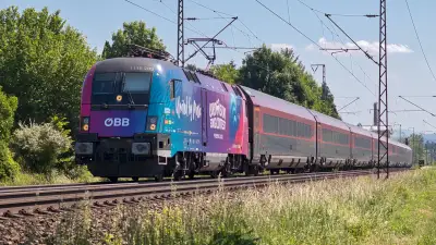Elektrolokomotive ÖBB Taurus 1116 203 Eurovision Songcontest mit einem Railjet in Freilassing
