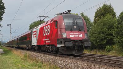 Elektrolokomotive SIEMENS Taurus ÖBB 1116 237 ÖFB mit einem Railjet in Freilassing