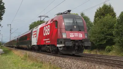 Elektrolokomotive SIEMENS Taurus ÖBB 1116 237 ÖFB mit einem Railjet in Freilassing
