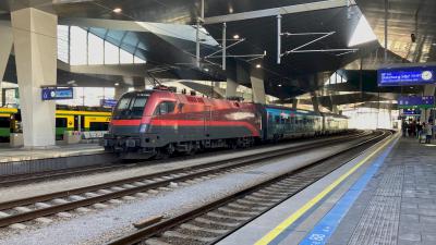 Elektrolokomotive ÖBB Taurus 1116 200 im einem Railjet Hauptbahnhof Wien