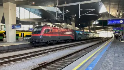 Elektrolokomotive ÖBB Taurus 1116 200 im einem Railjet Hauptbahnhof Wien