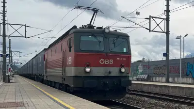 Elektrolokomotive ÖBB 1144 110 in Salzburg, Haltestelle Europark