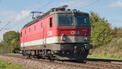 Elektrolokomotive ÖBB 1144 229 als Lokzug in Freilasinng