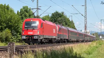 Elektrolokomotiven ÖBB 1216 022 und 1116 241 mit einem Railjet in Freilassing