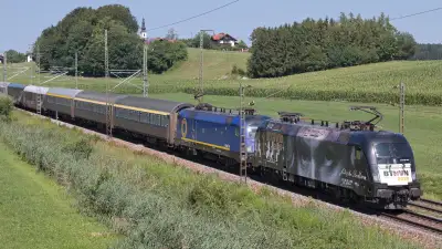 Elektrolokomotiven MRCE 182 521-5 und BEACON 182 521-5 mit dem Urlaubs-Express