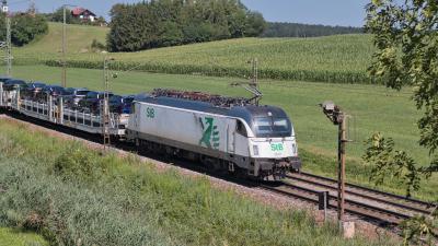 Elektrolokomotive StB 183 717 mit einem Autotransporter bei Niederstrass