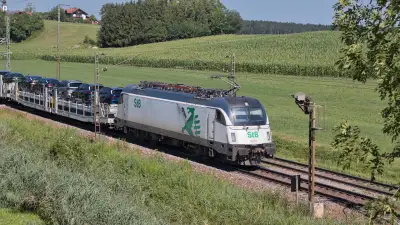 Elektrolokomotive StB 183 717 mit einem Autotransporter bei Niederstrass