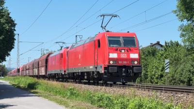 Elektrolokomotiven DB 185 296-1 und DB 185 254-0 mit Schüttgutwagen in Freilassing