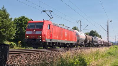 Elektrolokomotive TRAXX DB 185 054-4 mit einem Güterzug in Freilassing