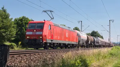 Elektrolokomotive TRAXX DB 185 054-4 mit einem Güterzug in Freilassing
