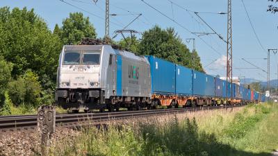 Elektrolokomotive RAILPOOL LINEAS 186 294-5 mit einem Güterzug in Freilassing