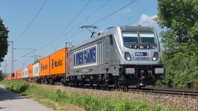 Elektrolokomotive METRANS 187 509-5 mit einem Containerzug in Freilassing