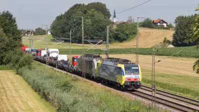 Elektrolokomotiven Lokomotion 189 912 und RTC 193.775 mit LKW bei Niederstrass