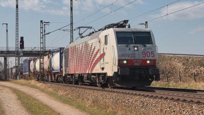 Elektrolokomotive RTC 189 905 mit einem Güterzug bei Niederstrass