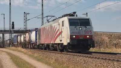 Elektrolokomotive RTC 189 905 mit einem Güterzug bei Niederstrass