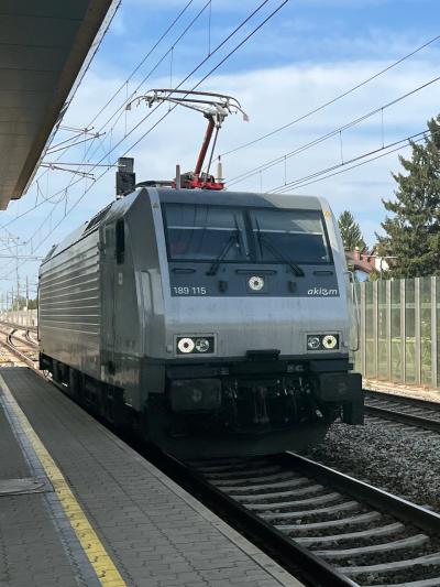 Mehrsystem-Elektrolokomotive akiem 189 115 als Lokzug in Salzburg