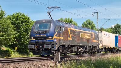 Elektrolokomotive STADLER Eurodual RTB CARGO 2019 315-1 mit einem Güterzug in Freilassing