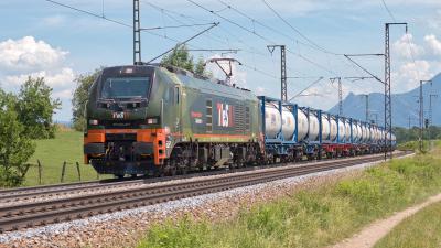 Elektrolokomotive STADLER Eurodual NeS 2159 271-6 mit einem Güterzug bei Niederstrass