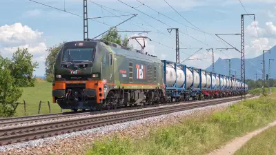 Elektrolokomotive STADLER Eurodual NeS 2159 271-6 mit einem Güterzug bei Niederstrass