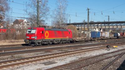 Elektrolokomotive BEACON Vectron 6193 042 mit einem Güterzug in Freilassing