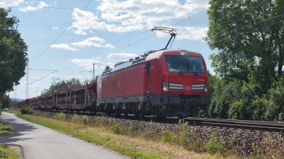 Elektrolokomotive Vectron DB 193 386 mit einem Autotransporter in Freilassing