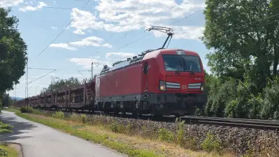 Elektrolokomotive Vectron DB 193 386 mit einem Autotransporter in Freilassing