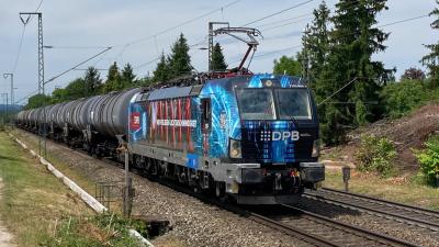 Elektrolokomotive DPB Vectron 7193 900 mit einem Kesselwagenzug in Freilassing