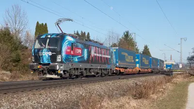 Elektrolokomotive DPB Vectron 6193 196 mit Taschenwagen in Freilassing