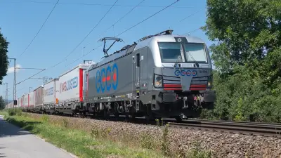 Elektrolokomotive SIEMENS Vectron ECCO 193 890 mit Taschenwagen in Freilassing