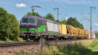 Elektrolokomotive ELL Vectron 6193 766-3 mit einem Bauzug in Freilassing