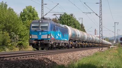 Elektrolokomotive CD Vectron 393 002-1 mit Kesselwagen in Freilassing