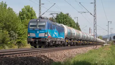Elektrolokomotive CD Vectron 393 002-1 mit Kesselwagen in Freilassing